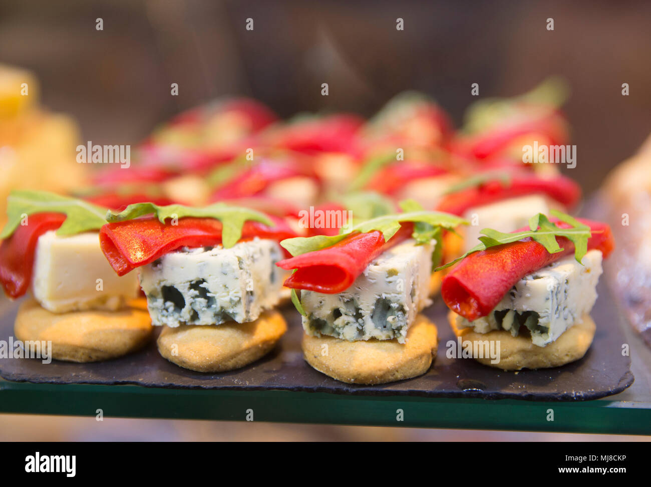 Cierre de selección de canapés con queso azul y aderezo. Foto de stock