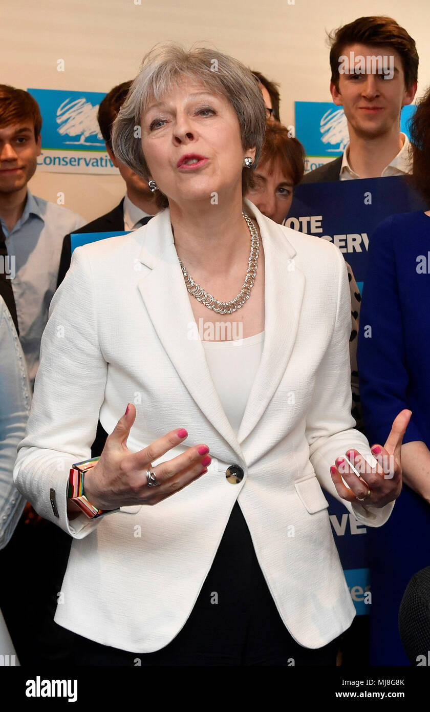 La primera ministra Theresa May habla con sus partidarios durante una visita a la Asociación Conservadora Verde Finchley & Golders en Barnett, Londres, donde el Partido Conservador mantuvo el control del Consejo Barnett en las elecciones locales. Foto de stock