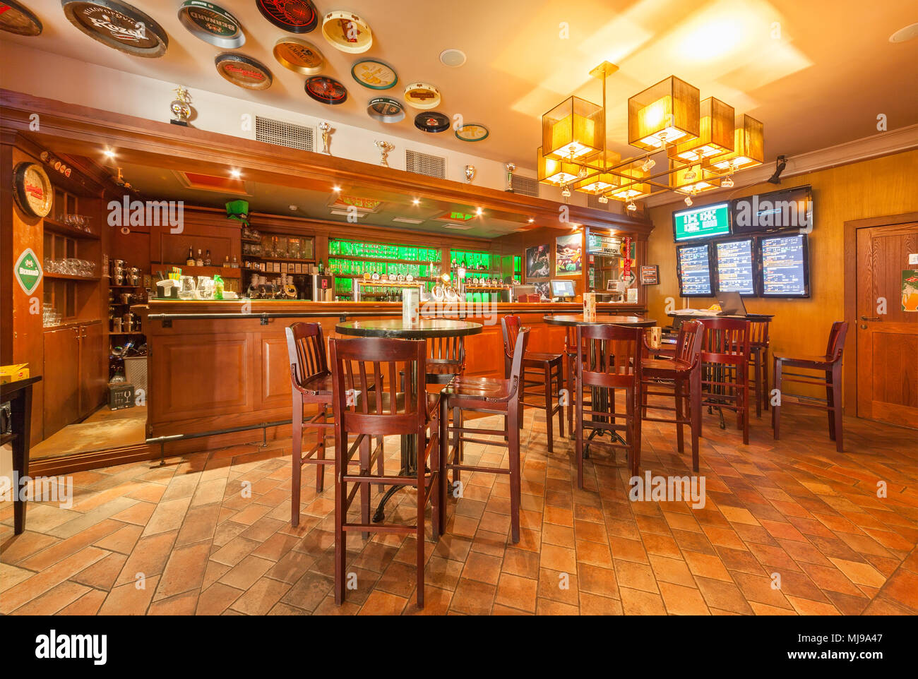 Moscú - Agosto 2014: Interior del restaurante cervecería 'Grill Hoff'.  Mostrador de bar de madera en una sala con mesas redondas y sillas altas  Fotografía de stock - Alamy