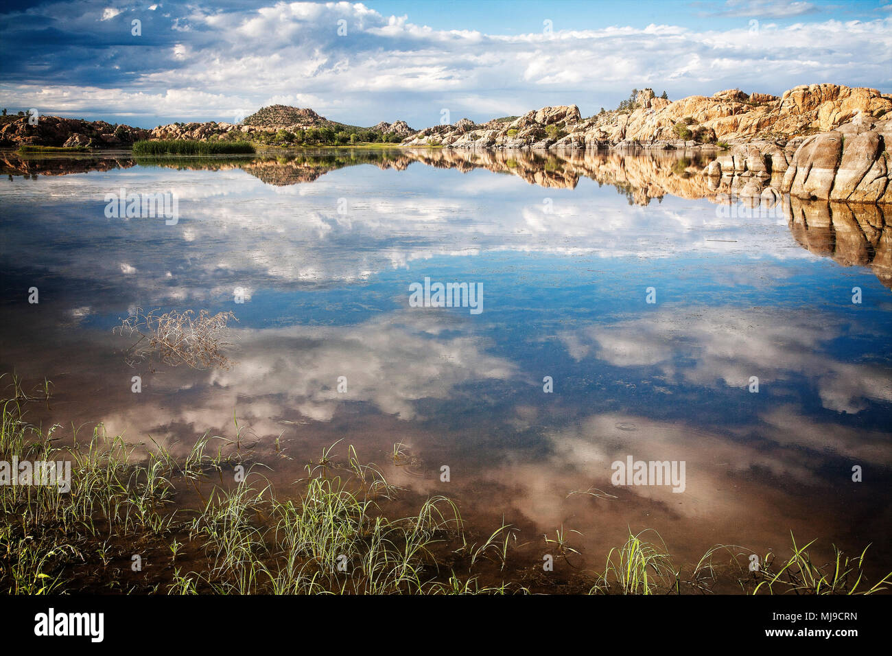 Las nubes reflejan en Willow Lake en el Granito Dells de Prescott, Arizona. Foto de stock