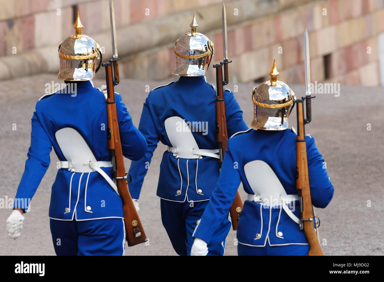 Tres soldados de la Guardia Real desfilando en el Palacio Real de Estocolmo. Foto de stock