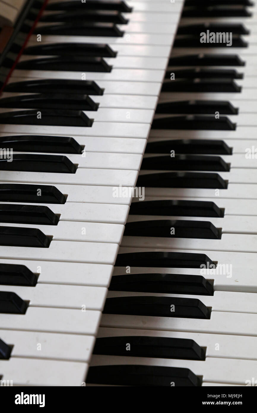 Abundante Lío guardarropa Cierre manual vintage antiguo teclado doble (banco de teclas) del órgano de  iglesia, un alto ángulo de visualización Fotografía de stock - Alamy