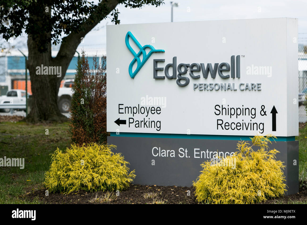 Un logotipo cartel fuera de una instalación ocupada por Edgewell Cuidado Personal en Dover, Delaware el 29 de abril de 2018. Foto de stock