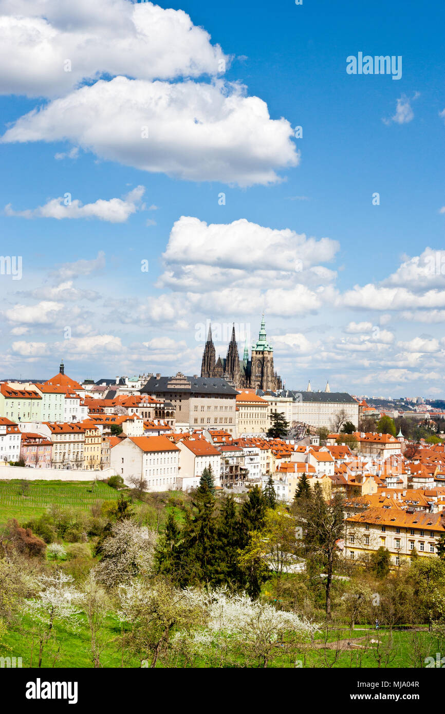 Petrin - Prazský hrad, Chram sv. Vita una Mala Strana, Praha (UNESCO), Ceska republika Foto de stock