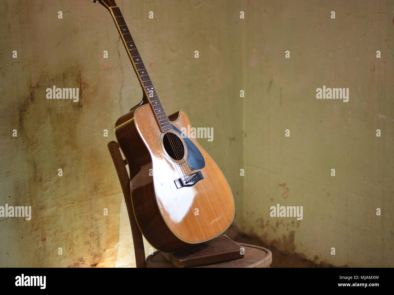 Una antigua guitarra flamenca Fotografía de stock - Alamy