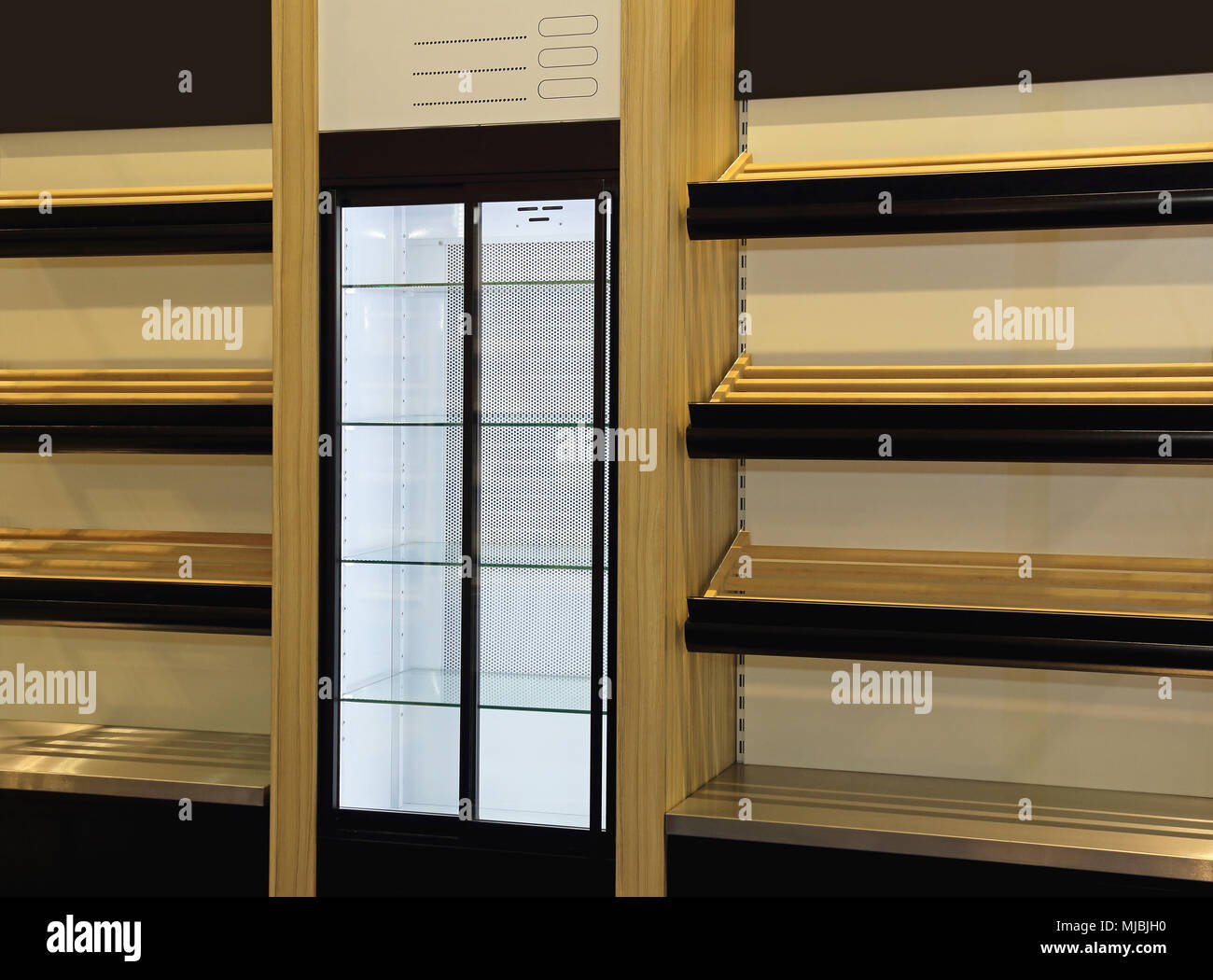 Estante de madera vacías para pan y mostrar nevera en panadería Fotografía  de stock - Alamy