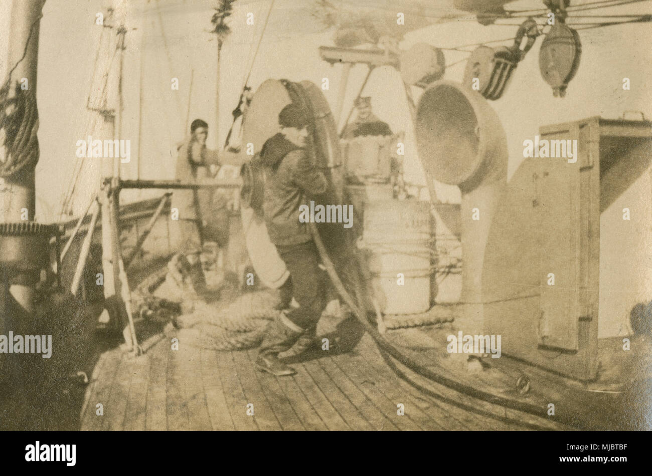Antique c1922 fotografía, ver a bordo del buque cable USCG Pequot. Cubierta de avance que muestra el cable del malacate, equipo instalado después de la conversión de un ejército la remoción de capa y bajar escaleras companionway habitaciones crew (a la derecha). Fuente: impresión fotográfica original. Foto de stock