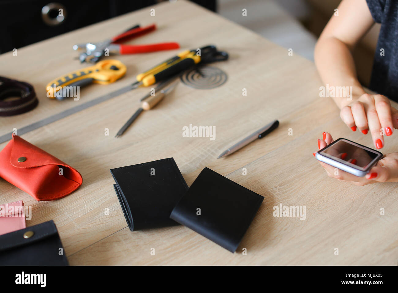 Carteras hechas a mano fotografías imágenes resolución - Alamy