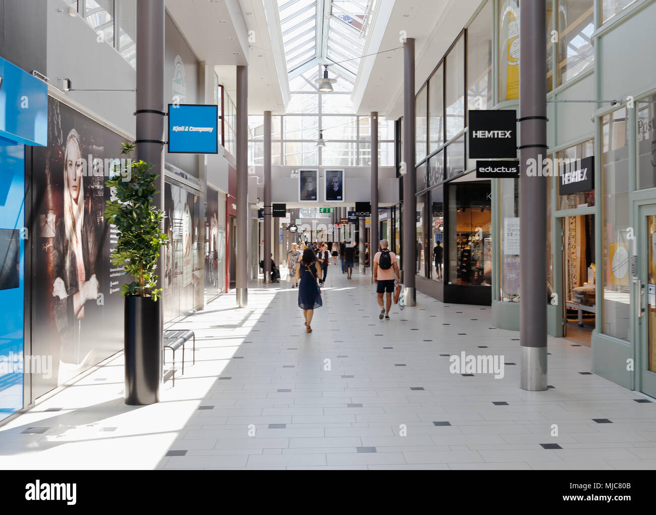 Solna, Suecia - Junio 3, 2016: Interior del shopping mall el centro de Solna con gente paseando por la calle indorr fuera de las tiendas. Foto de stock