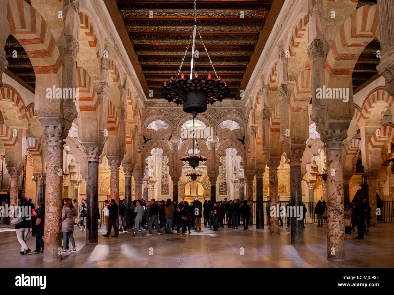 Salón columnado con arcos de estilo morisco, el salón de oración de la antigua mezquita, La Mezquita-Catedral de Córdoba o la Catedral de la concepción de nuestra Foto de stock