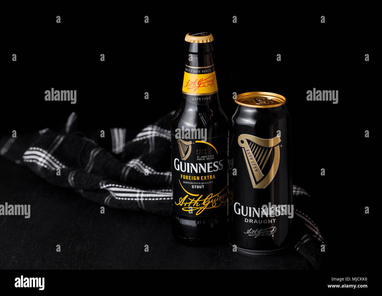 Lata De Aluminio De Guinness Barriendo Botella De Cerveza Fuerte En Mesa De  Bar De Madera Oscura Se Ha Producido Cerveza Guinness Fotografía editorial  - Imagen de original, paquete: 159824102