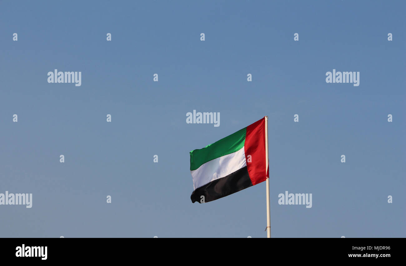 Bandera de los Emiratos Árabes Unidos que fluye en el viento, EAU Foto de stock