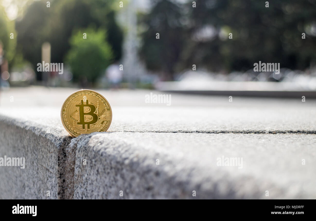 Cobre colocados en pavimento de piedra Bitcoin crack Foto de stock
