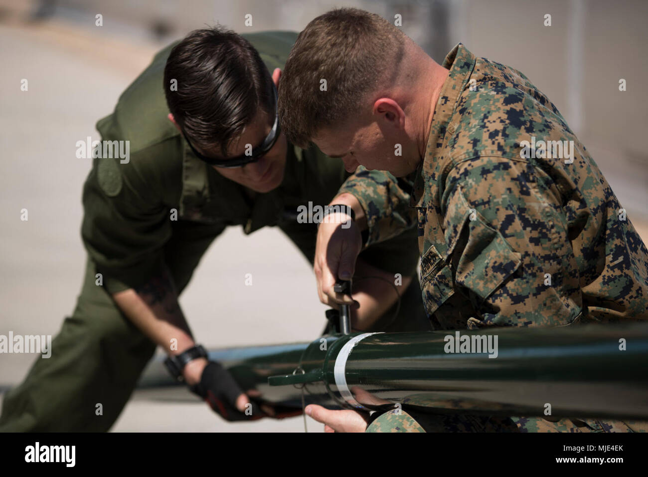 Los Marines de EE.UU. asignados a la Aviación Marina Escuadrón de armas y tácticas 1 montar un A/E32K-11 municiones levantando el conjunto durante la capacitación en apoyo de armas y tácticas Instructor 2-18 en Marine Corps Air Station Yuma, Arizona, el 14 de marzo. El WTI es un evento de capacitación de siete semanas hospedado por MAWTS-1 cadre, que enfatiza la integración operacional de las seis funciones de aviación del Cuerpo de Infantería de Marina en apoyo de una masa de aire marino Task Force y proporciona entrenamiento táctico avanzado estandarizado y certificación de calificaciones de instructor de la unidad de apoyo a la formación y preparación de la Aviación Marina y assi Foto de stock