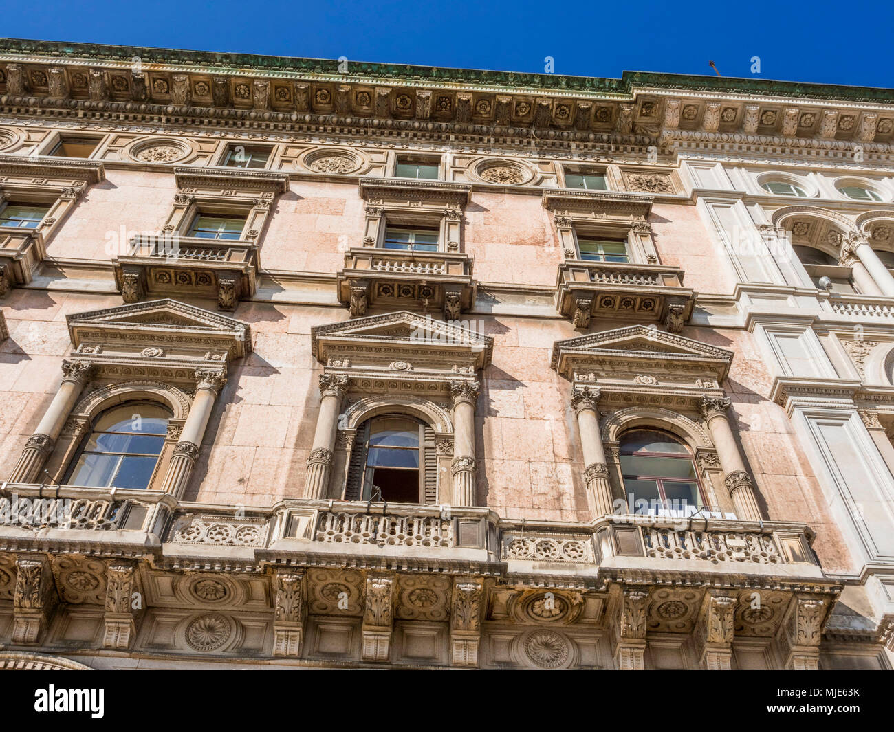 Fachada de la Galleria Vittorio Emanuele II, la plaza de la catedral, la Piazza del Duomo de Milán, Italia, Europa Foto de stock