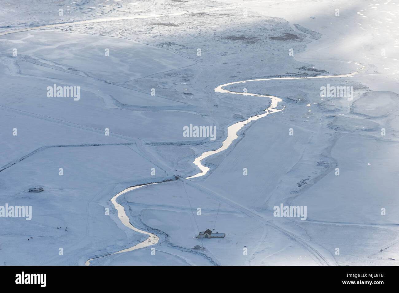 Islandia, vista de pájaro, granja en un río en el invierno Foto de stock