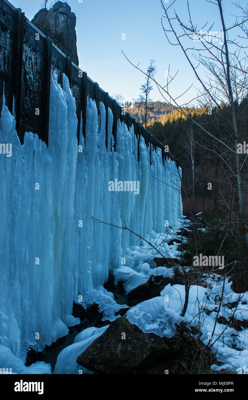 Las cascadas congeladas en el río Oker en el Parque Nacional de Harz, en el norte de Alemania Foto de stock