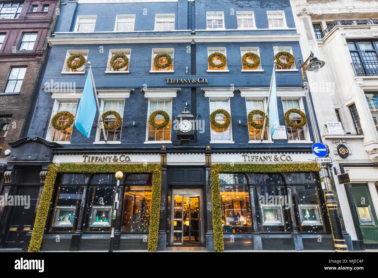Londres, Inglaterra, Old Bond Street, Tiffany tienda con adornos de Navidad Foto de stock