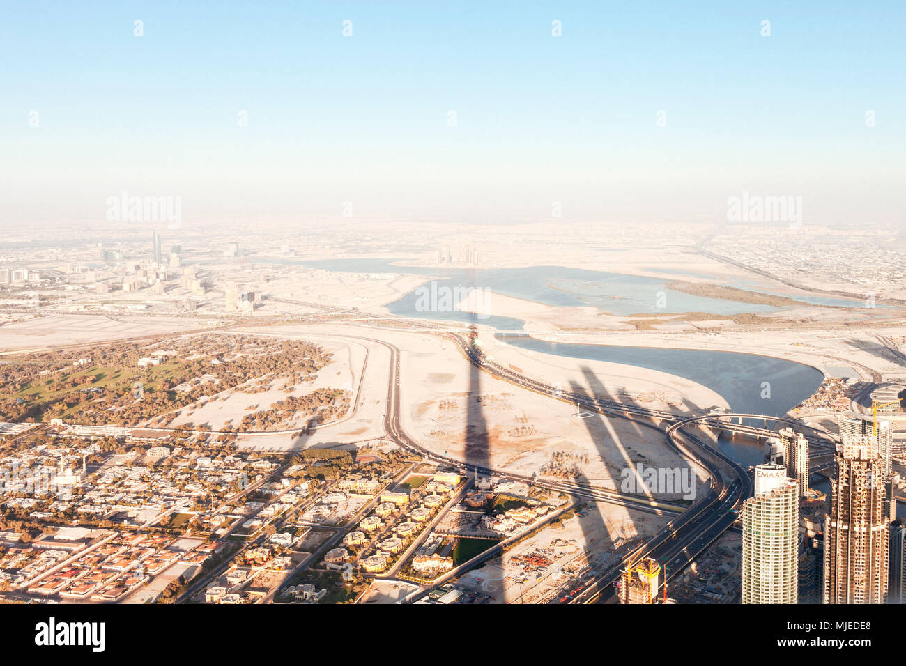 Dubai sunset con sombra de Burj Khalifa Foto de stock