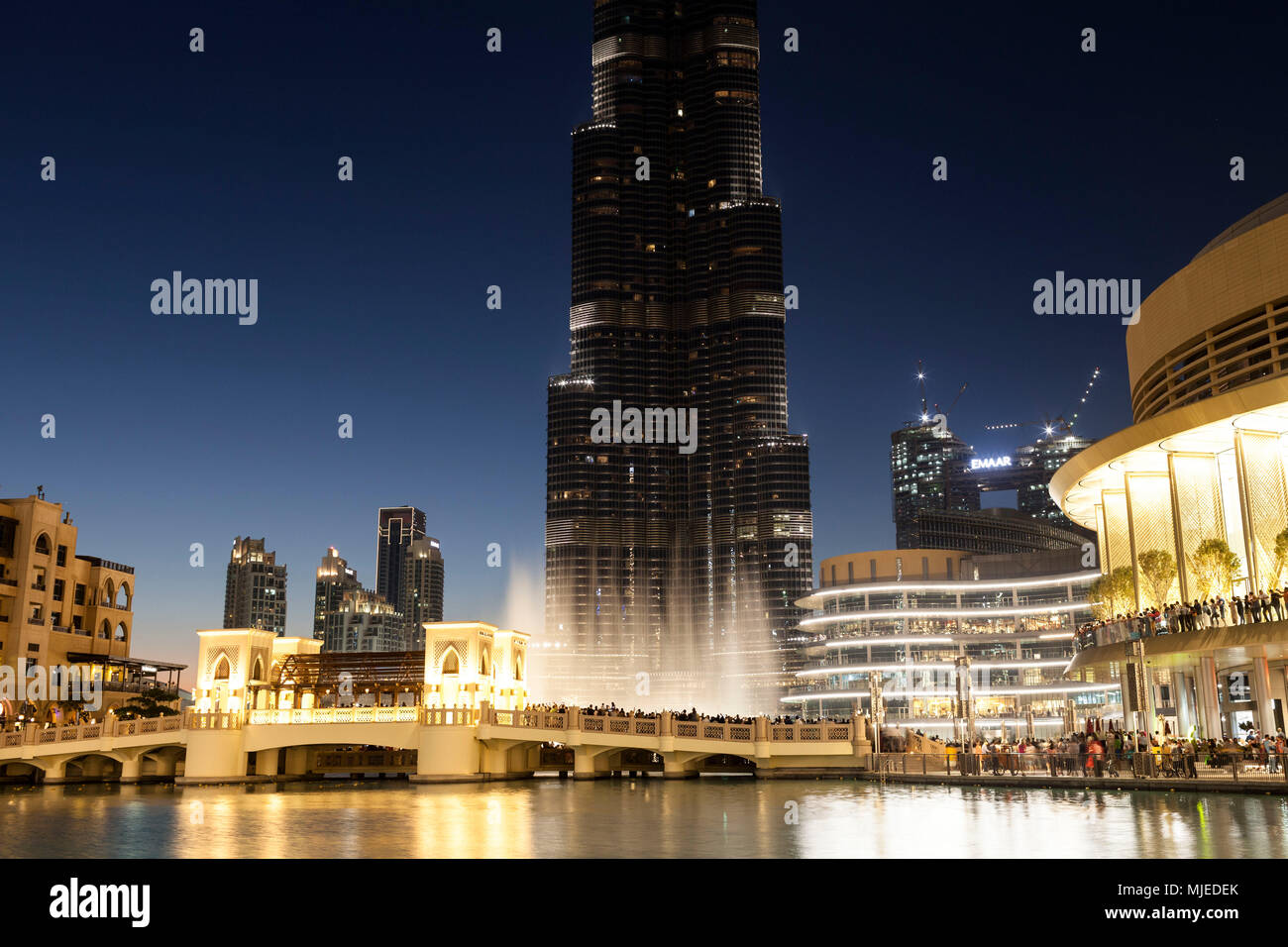 Dubai, Burj Khalifa y show de fuente Foto de stock