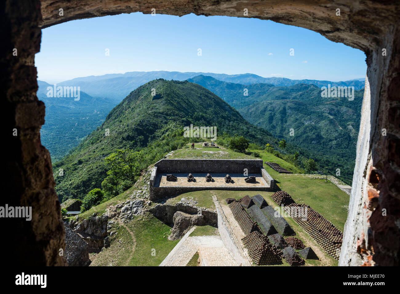 Vistas a través de las hermosas montañas alrededor de patrimonio mundial de la Unesco, vista la Citadelle Laferriere, Cap Haitien, Haití, el Caribe Foto de stock