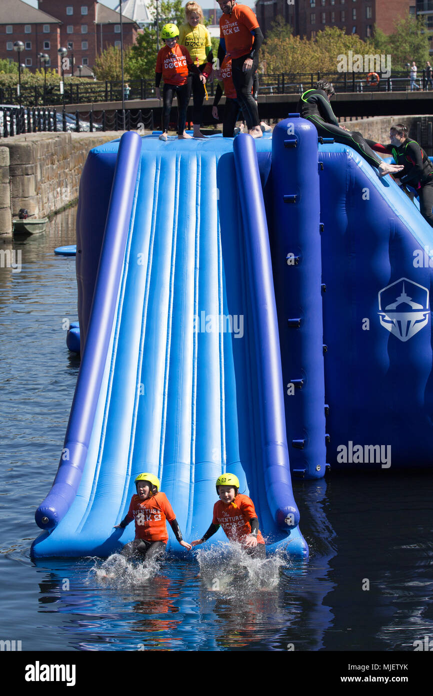 Liverpool, Reino Unido. 5 de mayo de 2018. El clima del Reino Unido, los  niños que disfrutan de la aventura Dock obstáculo inflables gigantes curso  sobre este soleado Bank Holiday Weekend. El