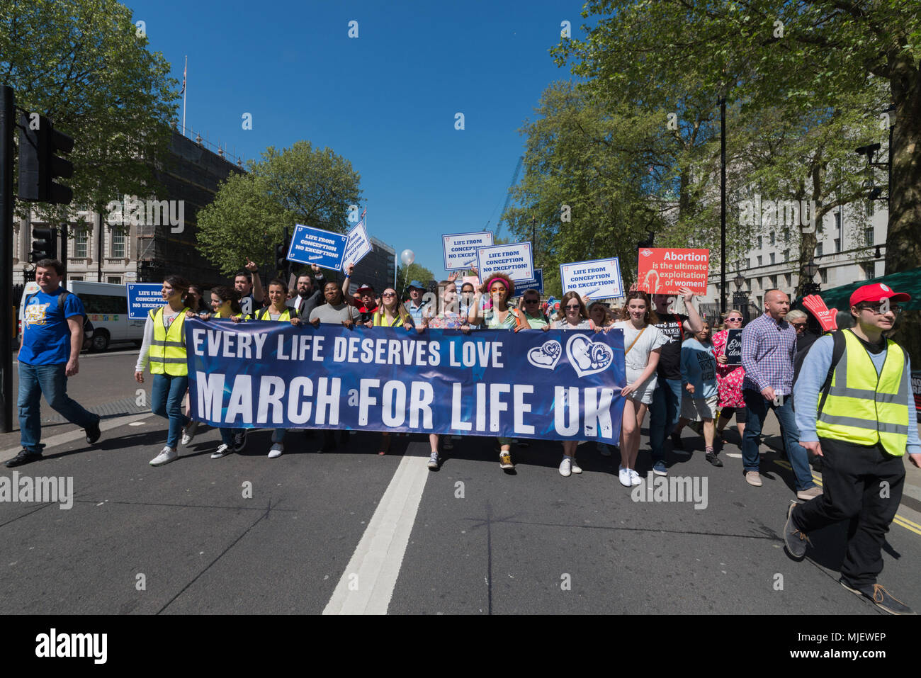 Londres, Reino Unido. 5 de mayo, 2018. Centenares de personas se unieron a marcha por la vida hoy, como protesta contra el contador pro aborto demo. Las marchas vienen justo unas semanas antes de la celebración de un referéndum en Irlanda sobre la octava enmienda. Crédito: Velar la Subvención/Cable/ZUMA Alamy Live News Foto de stock