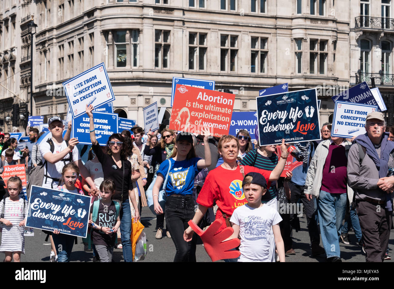 Londres, Reino Unido, 5 de mayo de 2018, los miembros de la Marcha por la vida en el Reino Unido celebró una marcha por el centro de Londres. Se enfrentaron con miembros del grupo de defensa del derecho al aborto que celebraban su propia protesta en la Plaza del Parlamento. Crédito: Adrian vestíbulo/Alamy Live News Foto de stock