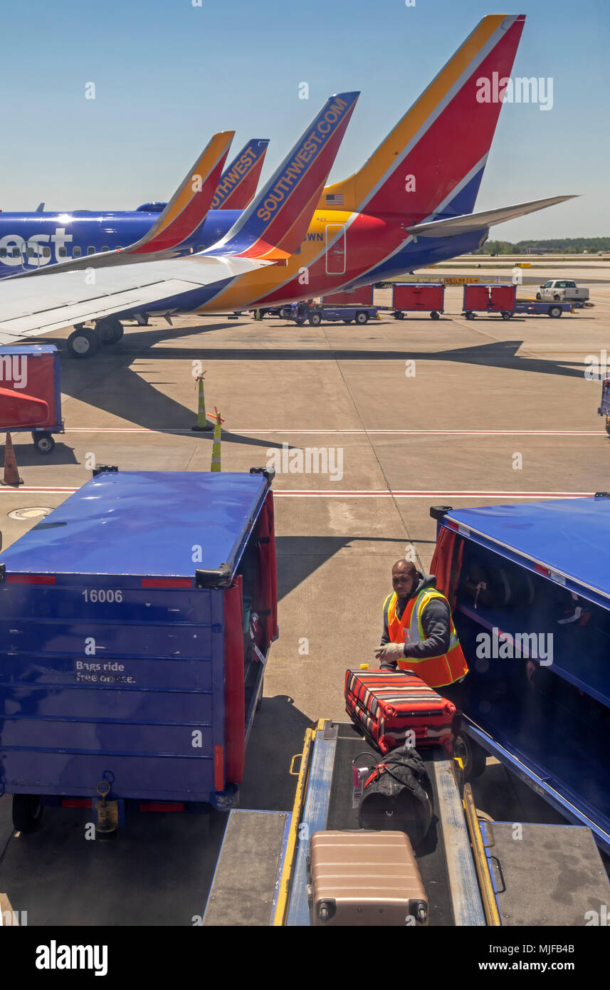 Atlanta, Georgia - un equipaje Handler descarga un chorro de Southwest  Airlines en el aeropuerto de Atlanta Fotografía de stock - Alamy