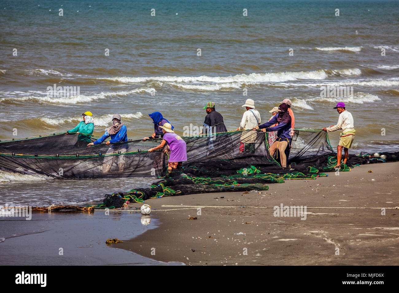 Cooperativa de Pescadores lance en su seine net en Baybay Beach, Roxas City, Capiz, Islas Filipinas. Foto de stock