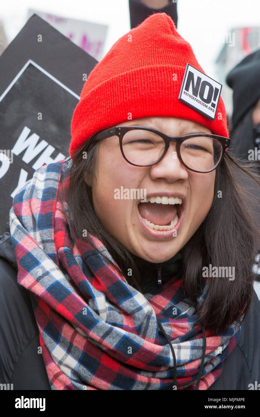 Los manifestantes bloquean una inauguración control de seguridad antes