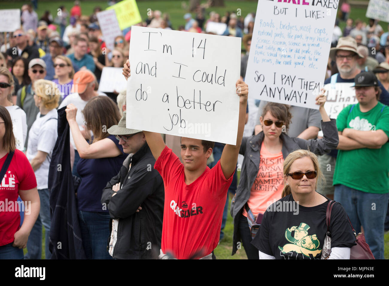 Los manifestantes espera signos de protesta durante el impuesto de marzo, en un esfuerzo para alentar al Presidente Donald Trump para liberar sus impuestos en Washington, D.C. el 15 de abril de 2017. Foto de stock