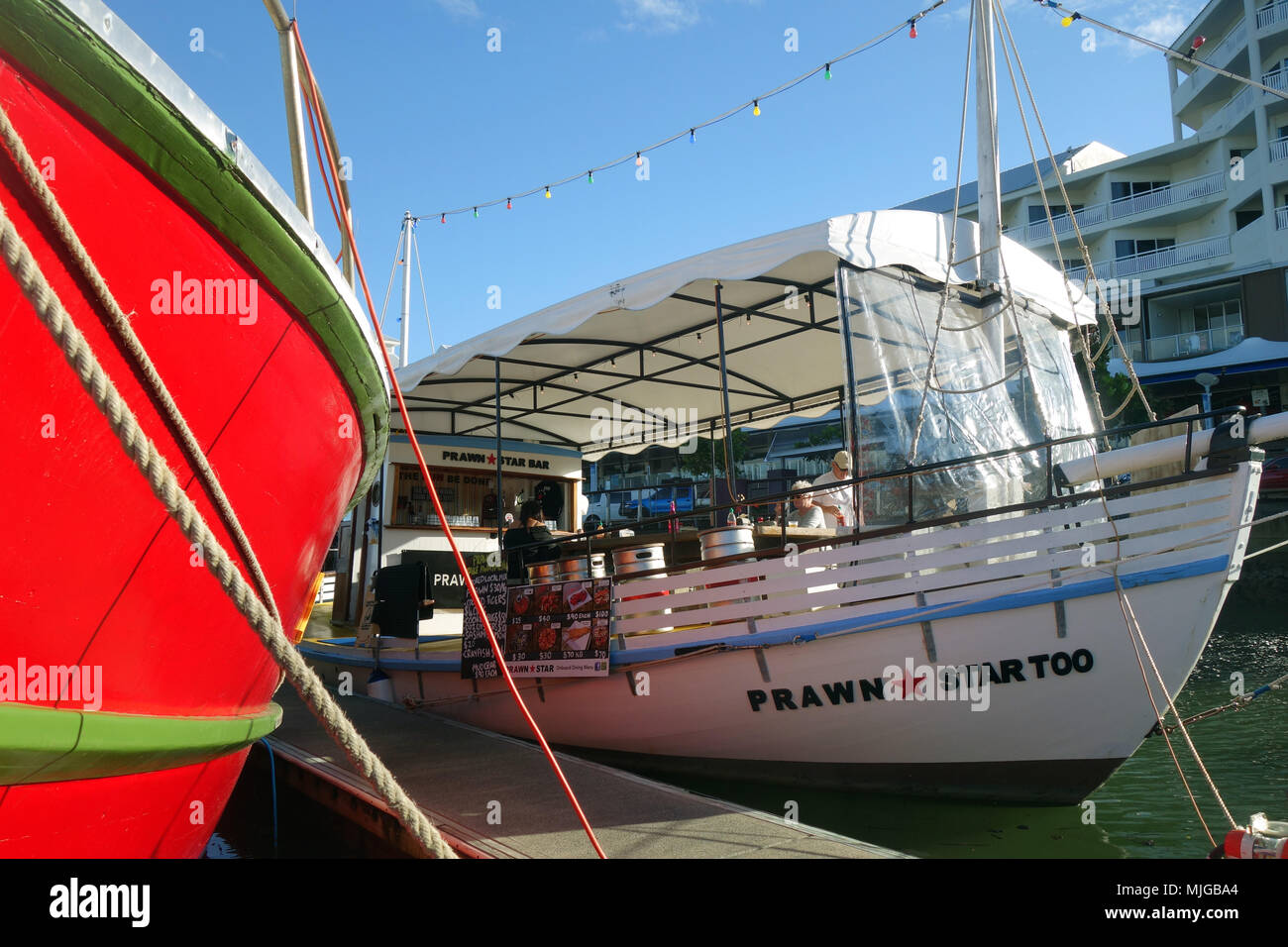 El bar y restaurante de marisco flotante estrella gambas demasiado en la marina de Cairns, Queensland, Australia. No, señor o PR Foto de stock