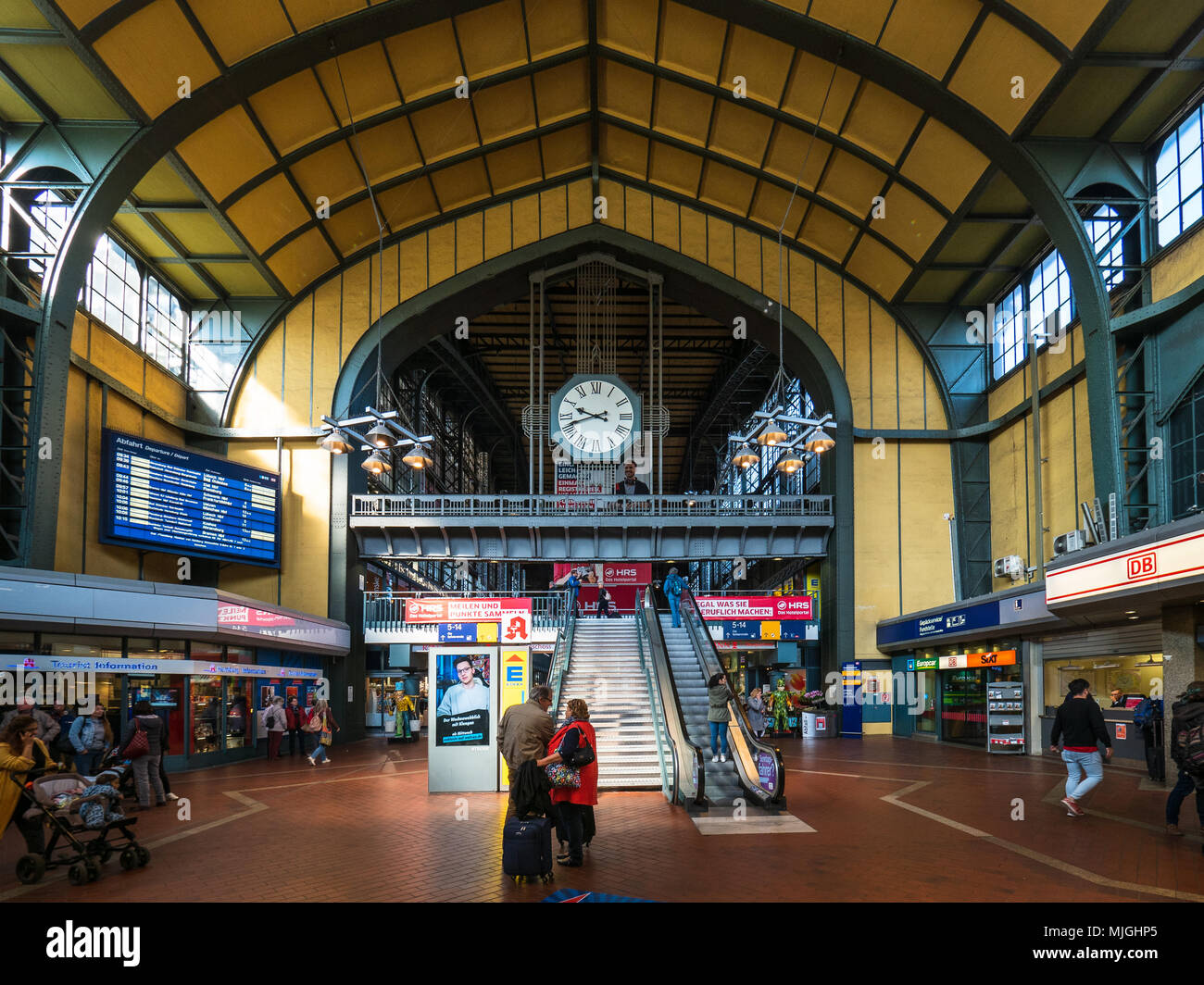 Hamburg Hauptbahnhof Hauptbahnhof, la estación central de Hamburgo abrió sus puertas en 1906, es la estación de trenes más concurridas de Alemania Foto de stock