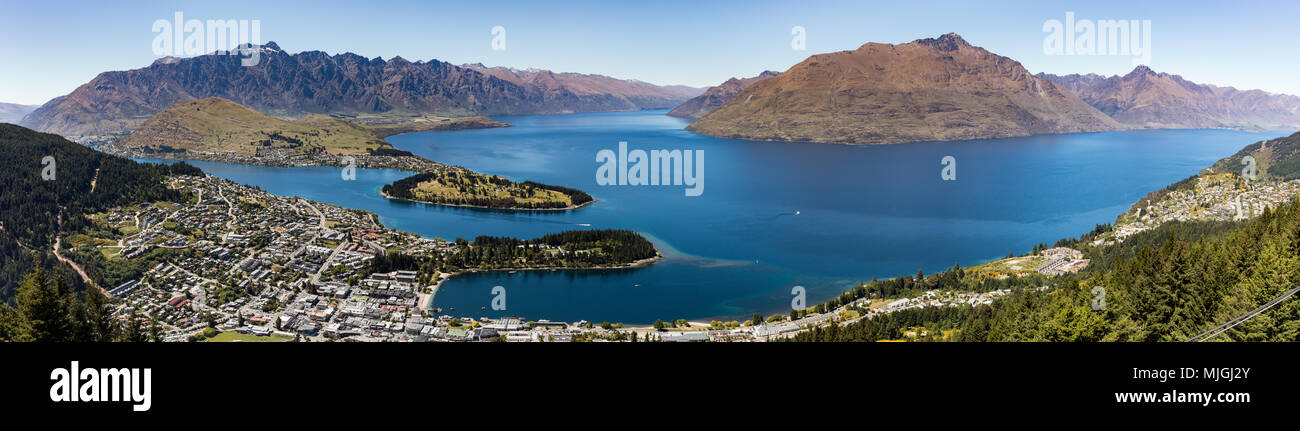 Una panorámica de Queenstown, Nueva Zelanda con el lago Wakatipu bajo un cielo azul Foto de stock