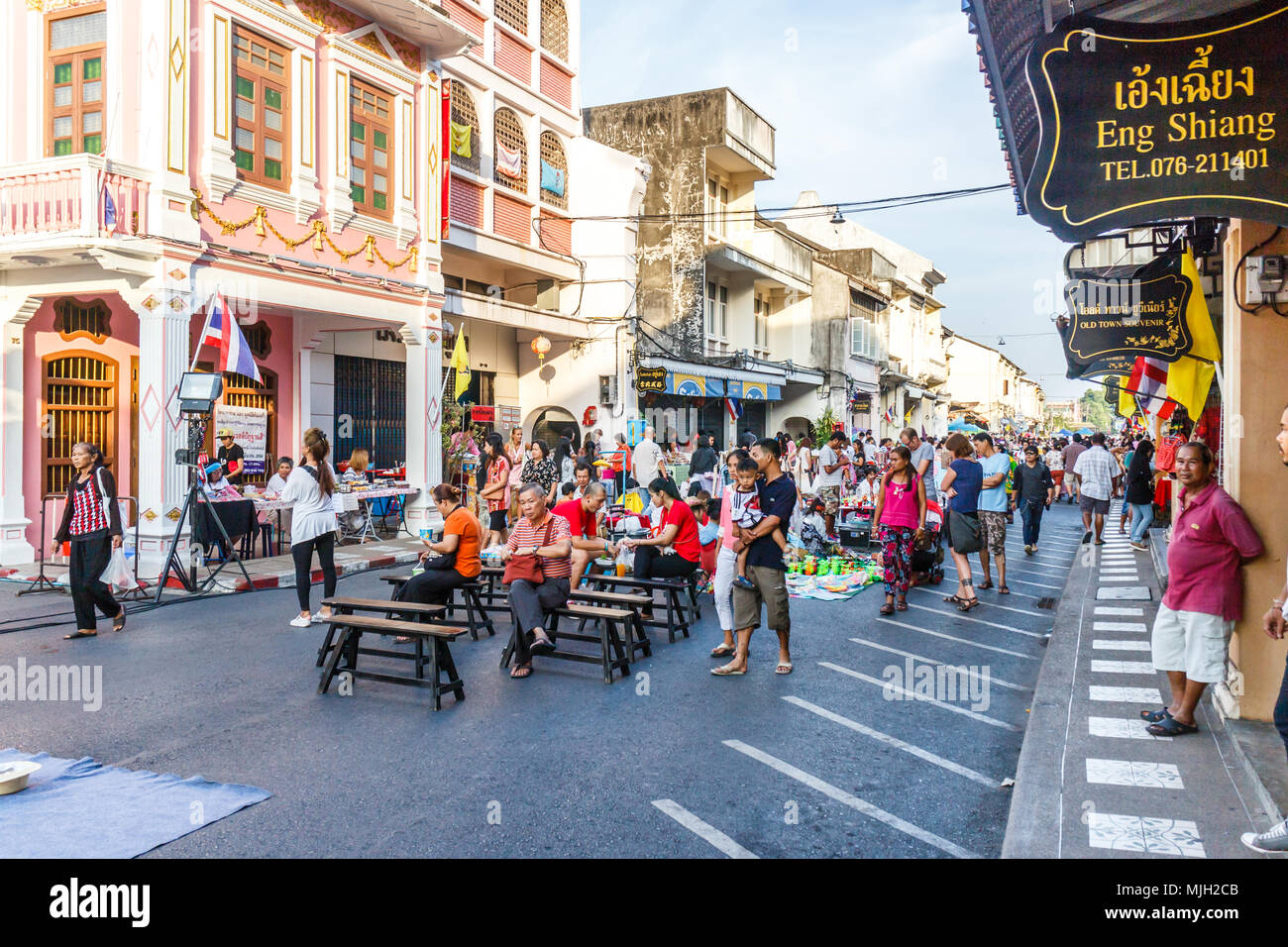 Phuket, Tailandia: 25 de enero de 2015: Talad Yai mercado dominical. El mercado se celebra en carretera Thalang cada domingo. Foto de stock