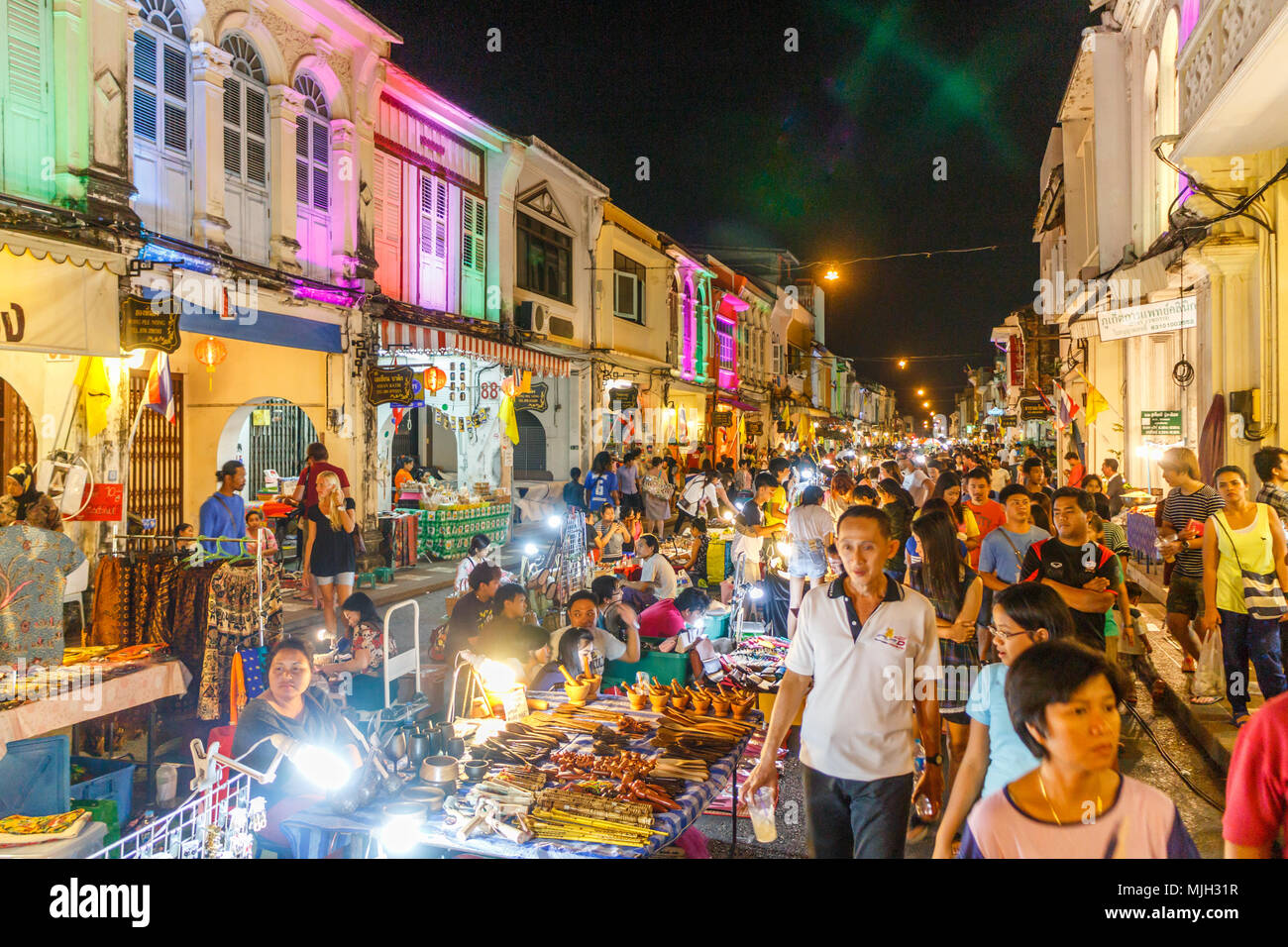 Phuket, Tailandia: 25 de enero de 2015: Talad Yai mercado dominical. El mercado se celebra en carretera Thalang cada domingo. Foto de stock