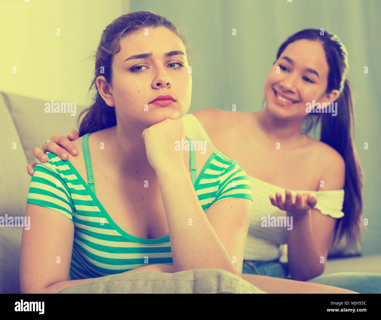 Chica Intenta Pedir Disculpas A Su Amigo Ofendido Despues De La