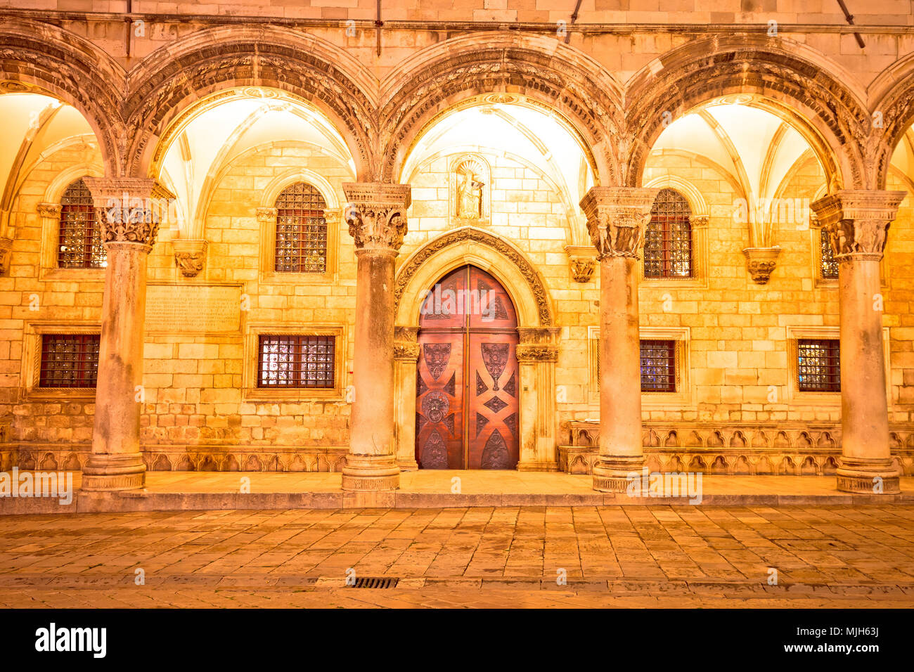 Dubrovnik calle arcos arquitectura histórica y vista por la noche, la región de Dalmacia en Croacia Foto de stock