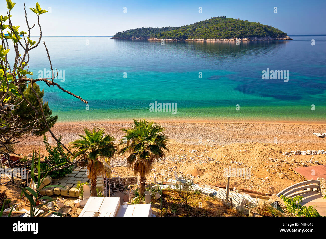 La PLAYA BANJE y la isla de Lokrum en Dubrovnik, la región de Dalmacia en Croacia Foto de stock