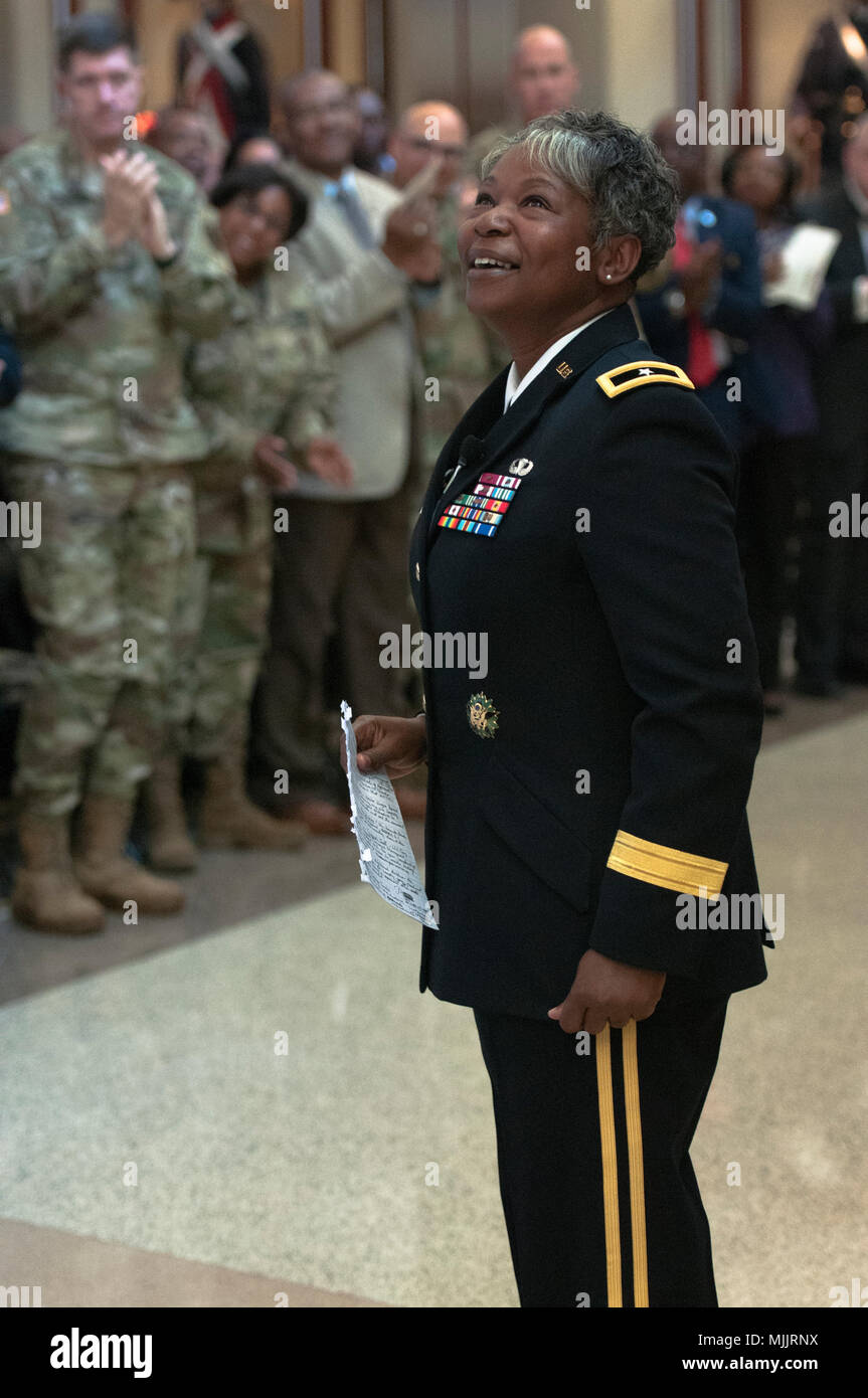 Col. Twanda "Tia" E. Young, director de la Reserva del Ejército  estadounidense G-1, es ascendido al grado de general de brigada, durante  una ceremonia celebrada en la sede del Comando de la