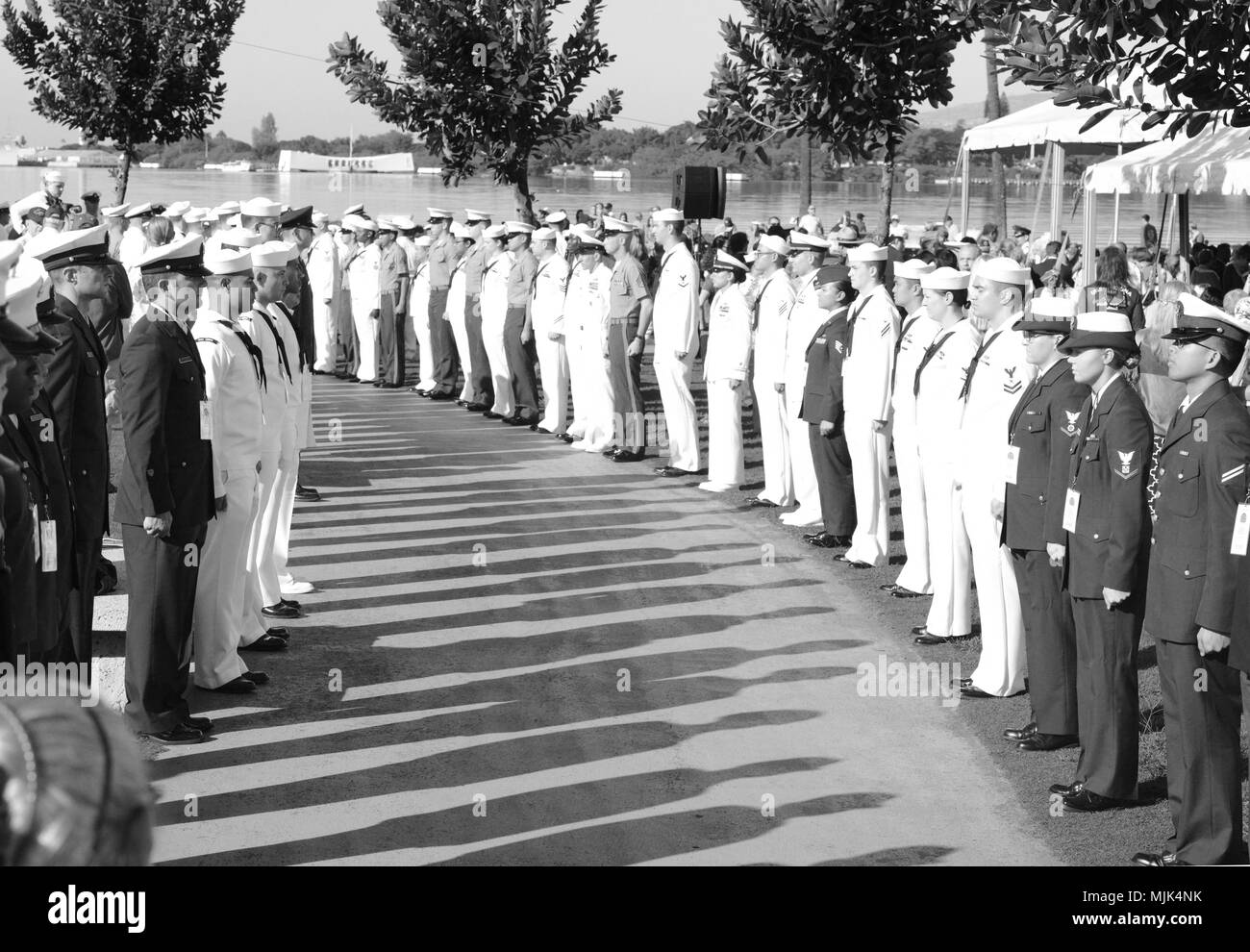 Los miembros de la Guardia Costera, la marina, la Fuerza Aérea, la Marina y el ejército se alinean para formar un honor caminar durante la 76ª conmemoración del ataque a Pearl Harbor en el valor de la Segunda Guerra Mundial en el Pacífico, en Oahu, Monumento Nacional, 7 de diciembre de 2017. Sobrevivientes de Pearl Harbor, veteranos de la II Guerra Mundial, los miembros del servicio, veteranos y civiles se reunieron para recordar y rendirle homenaje a aquellos que lucharon y perdieron sus vidas durante el ataque a Pearl Harbor. (Ee.Uu. La ilustración de la foto de la guardia costera de segunda clase de Suboficiales Tara Molle) Foto de stock