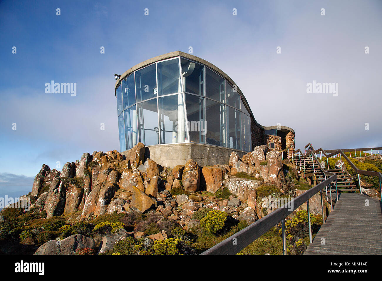 Pinnacle refugio y punto de observación en la cima del Monte Wellington fue proporcionado por los Parques Nacionales que ofrecen protección contra las inclemencias del tiempo. Foto de stock