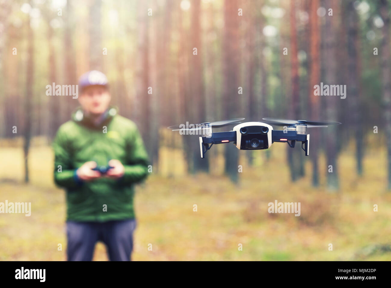 Hombre volando drone en el bosque Fotografía de stock - Alamy