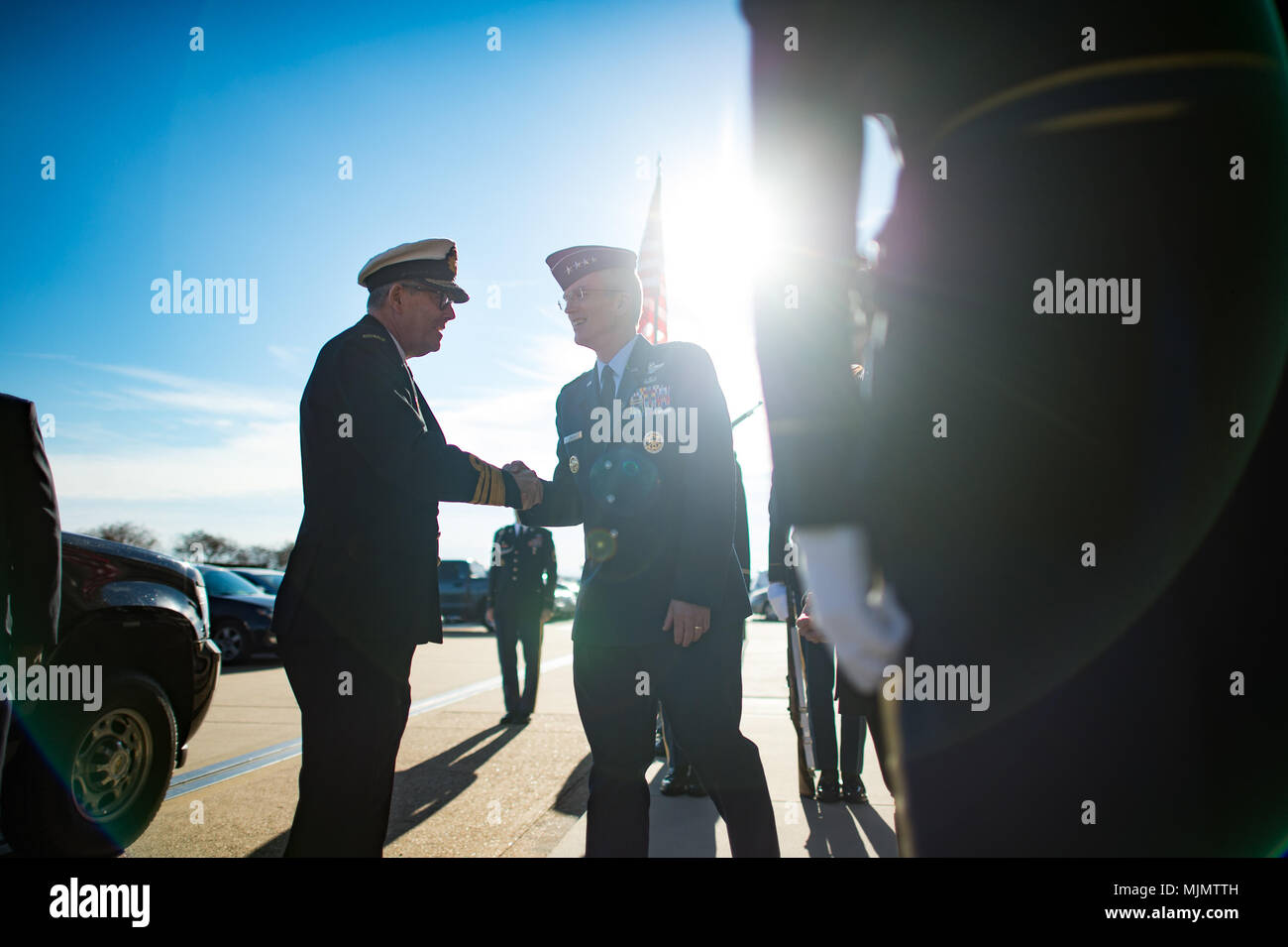 Génesis de la Fuerza Aérea estadounidense Paul J. Selva, Vice Presidente de la Junta de jefes de personal, saluda el Vicealmirante australianos. Ray Griggs, vice jefe de la Fuerza de Defensa, durante una visita de contraparte en el Pentágono, el 7 de diciembre de 2017. (DoD foto por el sargento del ejército de EE.UU. James K. McCann) Foto de stock