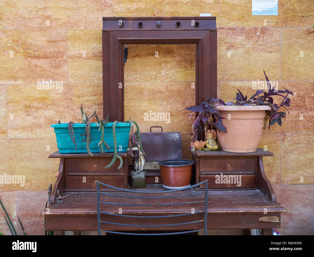 Antiguo Mostrador De Madera De La Mesa Cerca De La Pared De Color