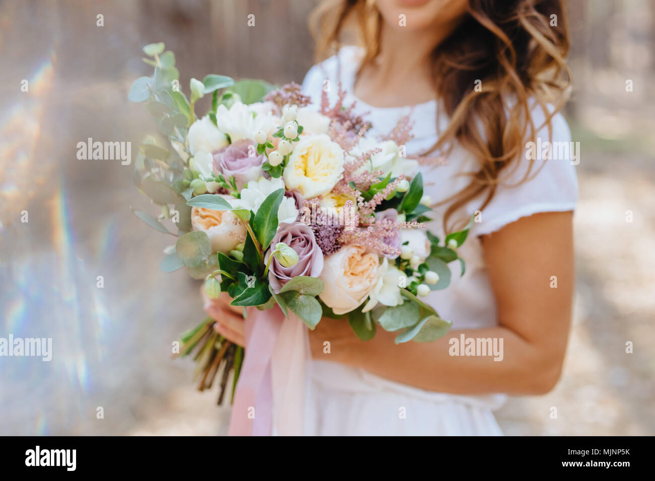 Flores de la Boda - Blanco y Lila Ramo de novia Fotografía de stock - Alamy