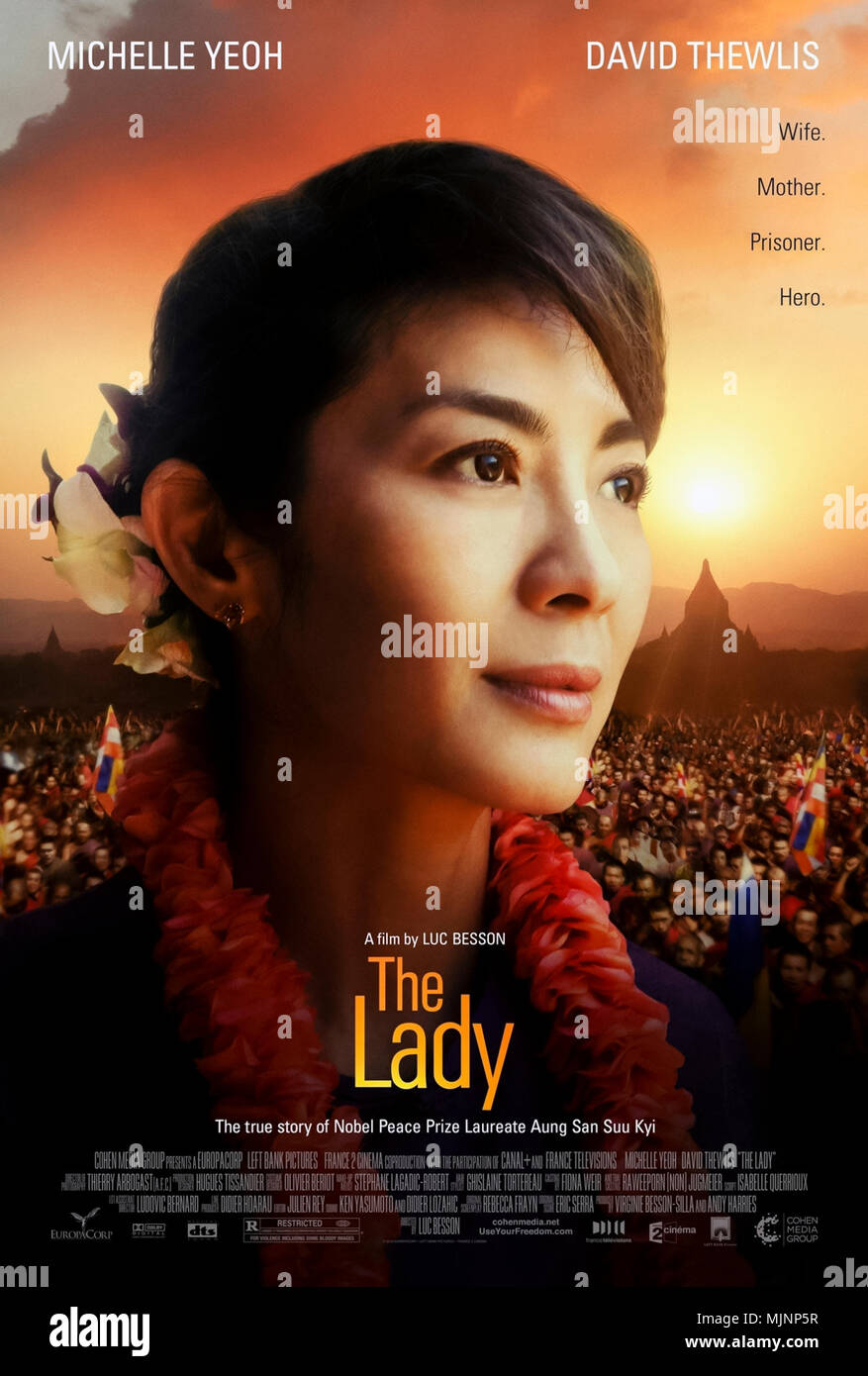 La señora (2011), dirigida por Luc Besson y protagonizada por Michelle Yeoh, David Thewlis y Jonathan Raggett. Biografía de Aung San Suu Kyi. Foto de stock
