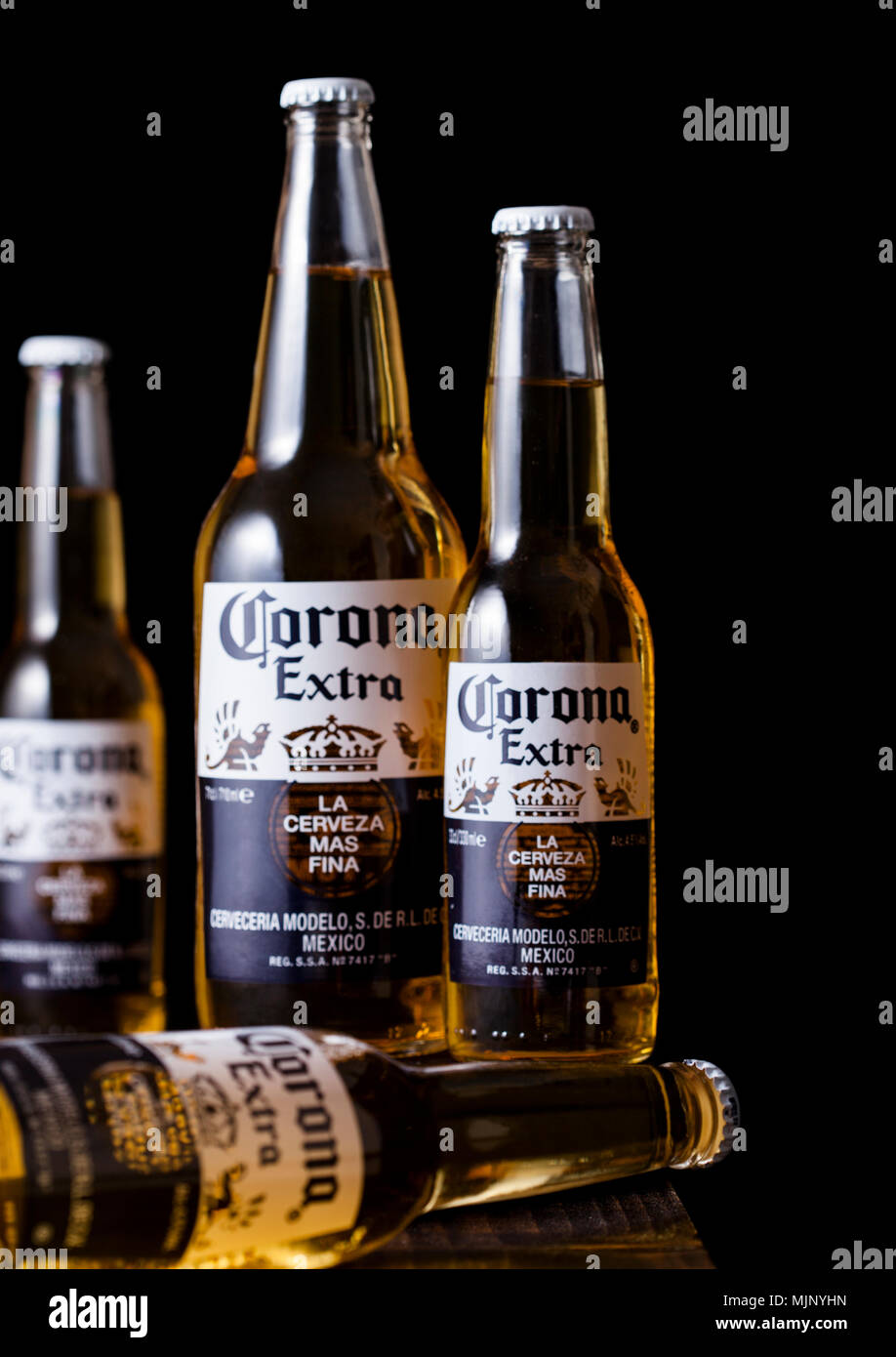 Londres, Reino Unido - 03 de mayo de 2018: Botellas de Corona Extra de una  cerveza de barril de madera y un fondo , producida por Grupo  Modelo Fotografía de stock - Alamy