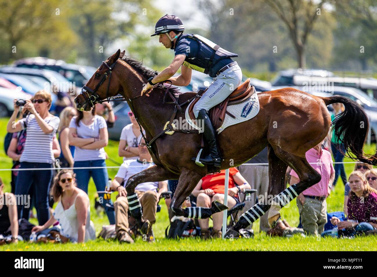 Badminton, Gloucestershire, Reino Unido, 5 de mayo de 2018. Cross Country. Andy Daines. Panorama de primavera. NZL. Galope entre las cercas. Mitsubishi Badminton Horse Trials. Badminton. En el Reino Unido. 05/05/2018. Crédito: Deporte en imágenes/Alamy Live News Foto de stock